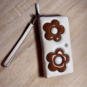 # 79 Tory Burch Emerson Floral Continental Wallet/Wristlet .